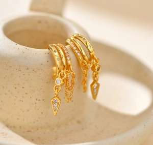 Detaillierte Makroansicht von S925 Sterling Silber Quastenohrringen mit Goldbeschichtung und Zirkonia
