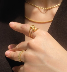 Dettaglio di anelli placcati oro 18K a doppio strato con pavé di micro zirconi lucidi