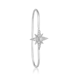 Nahaufnahme der S925 Sterlingsilber Ohrmanschette mit funkelndem Polarstern-Motiv