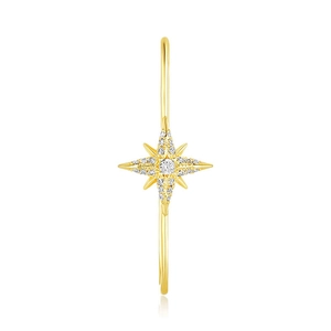 Nahaufnahme der goldenen S925 Silber Nordstern-Ohrmanschette mit weißen Zirkonia-Steinen