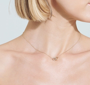 Detailaufnahme der ineinandergreifenden Doppelring-Halskette in Gold und Silber