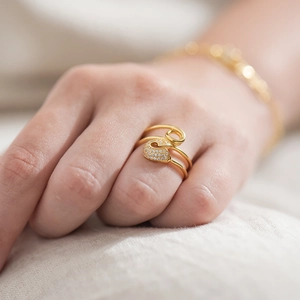 Anello a spilla di sicurezza in argento S925 di lusso con zirconi finitura oro
