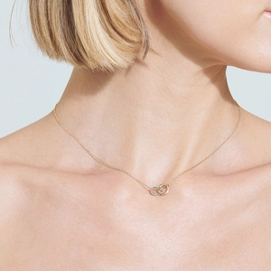 Elegante 18K vergoldete Halskette mit ineinandergreifenden Doppelringen für Damen