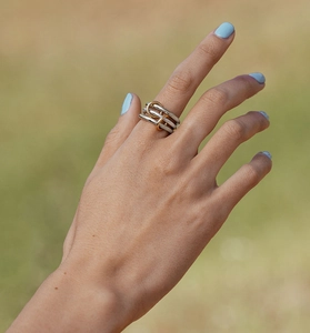 Détail de la bague trois anneaux entrelacés en argent S925 portée à la main dehors