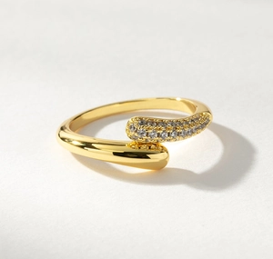 Detail eines S925 Silber Rings mit goldenem Tropfen und Zirkonia-Besatz im Kreuzdesign