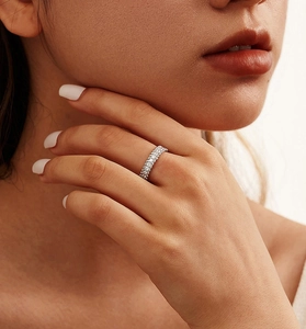 Nahaufnahme eines eleganten S925 Silberrings mit dreireihigem Pavé-Besatz am Finger