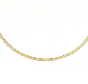 Macro di una collana a catena piatta a serpente dorata con trama a maglia fine