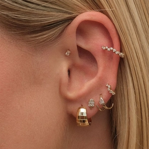 Orecchini a cerchio classici in argento 925 placcato oro con pavé di zirconi cubici