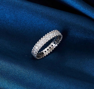 Detailansicht des S925 Sterling Silber Eternity Rings mit funkelnden Zirkonia-Steinen