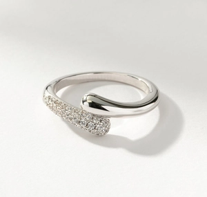 Nahaufnahme von S925 Sterling Silber Kreuzring mit Mikro-Pavé weißen Zirkonsteinen