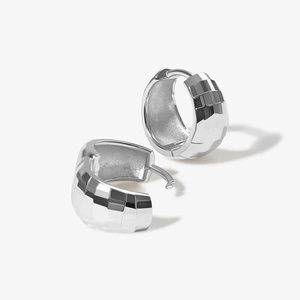 Orecchini a cerchio in argento sterling S925 lucido con texture geometrica sfaccettata