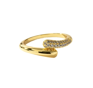Nahaufnahme eines goldenen S925 Silberrings mit Kreuzdesign und Mikro-Kristallbesatz