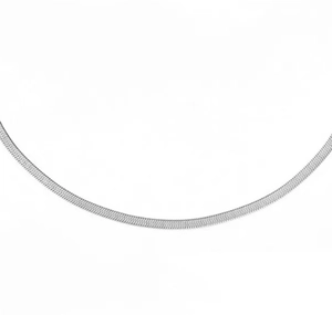 Dettaglio macro di una catena a serpente liscia in argento sterling S925 lucidata