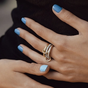 Bague multicouche en argent 925 avec diamants pavés sur la main d'un mannequin