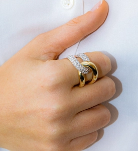Detail of interlocking S925 ring featuring gold bands and pavé micro-inlaid diamonds