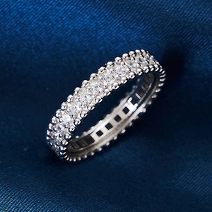 Eternity-Ring aus S925 Sterlingsilber mit Zirkonia-Steinen auf blauem Seidenhintergrund