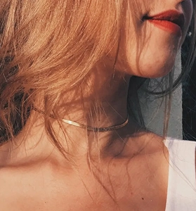 Dettaglio di una collana a catena a spina di pesce in argento sterling S925 dorato