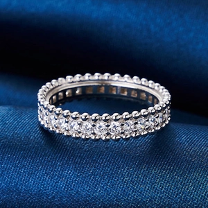 Klassischer S925 Sterlingsilber Eternity Ring mit Doppelreihe Diamanten und Milgrain-Rand