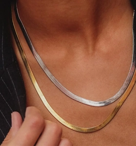 Primo piano di collane a catena serpente in argento S925 oro e argento sul collo