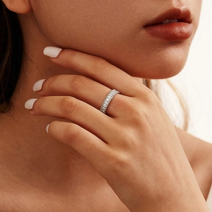 Eleganter S925 Sterlingsilber Eternity Ring mit drei Reihen funkelnder Zirkoniasteine