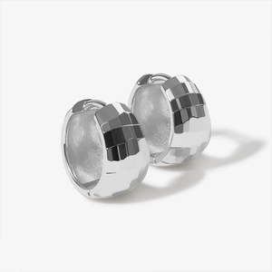 Dettaglio di orecchini a cerchio in argento sterling S925 con sfaccettature lucide