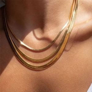 Tre catene a serpente sovrapposte in argento S925 dorato indossate sul collo