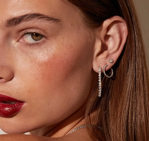 Gros plan de boucles d'oreilles en argent S925 en forme de C et linéaires avec zircons