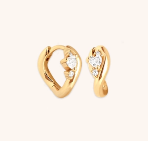 Détail de boucles d'oreilles huggie en argent S925 doré avec zircon coeur et poinçon 925