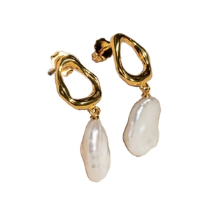 Orecchini con perle barocche e design geometrico irregolare in finitura oro