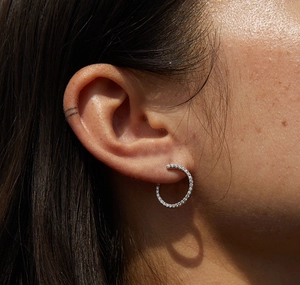 Détail de boucles d'oreilles en argent S925 en forme de C avec micro-pavé de cristaux brillants