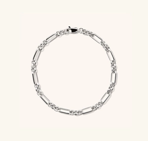 Detailed close-up of S925 silver Figaro chain bracelet with a polished lobster clasp