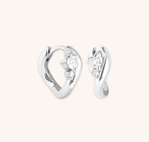 Gros plan de boucles d'oreilles en argent 925 avec zircon de cœur et design torsadé