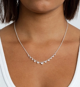 Détail macro du collier en argent S925 avec pendentif incurvé en zircone sur un mannequin