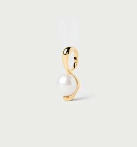 Détail macro du support en or poli en forme de larme avec un pendentif perle ronde