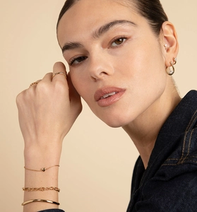 Mannequin portant des boucles d'oreilles cœur en argent S925 doré et des bracelets