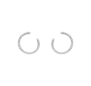 Détail des boucles d'oreilles S925 en forme de C avec micro-pavé de zircons fins