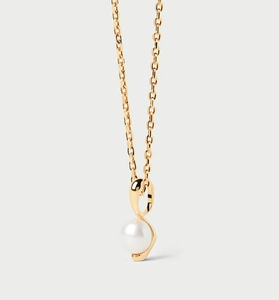 Détail d'un élégant collier en argent S925 plaqué or avec un pendentif en perle blanche