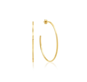 Makroaufnahme minimalistischer goldener S925 Sterling Silber Creolen mit flachem Design