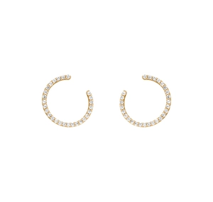 Vue détaillée des boucles d'oreilles en argent S925 doré en forme de C avec cristaux blancs