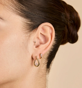 Gros plan sur l'ensemble de boucles d'oreilles cœur et zircon en argent S925 plaqué or