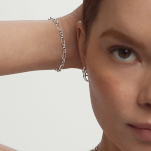 Elegant S925 sterling silver paperclip chain bracelet and twist earrings on a model