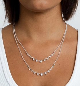 Gros plan du collier double épaisseur en argent S925 avec pendentif en zircon en cœur