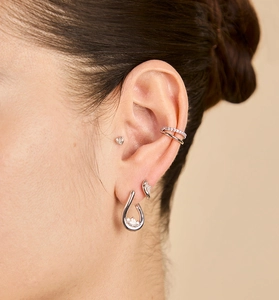 Détail de clou d'oreille cœur en argent S925 et manchette d'oreille double pavée