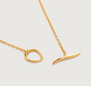 Makroansicht einer goldenen S925 Silberkette mit einem einzigartigen OT Knebelverschluss