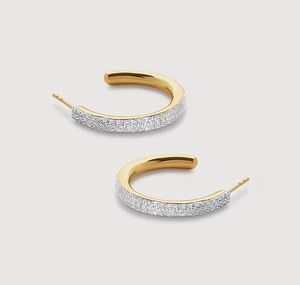 Vue détaillée des boucles d'oreilles créoles C dorées avec pavé de zircon scintillant