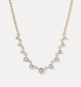 Vue détaillée d'un collier en or serti de onze zircons blancs à taille ronde dégradée