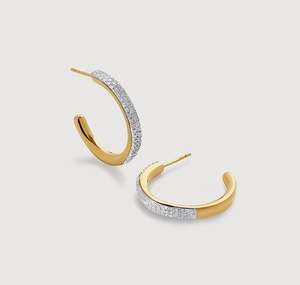 Détail des boucles d'oreilles créoles C en argent S925 avec pavage de cristaux de zircone