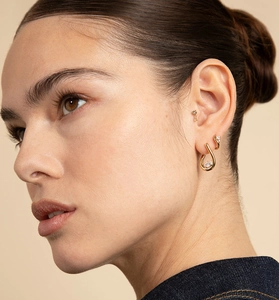 Gros plan d'un ensemble de boucles d'oreilles en argent S925 doré avec zircons et cœurs
