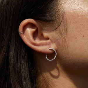 Boucles d'oreilles créoles C en argent fin S925 serties de zircons brillants et élégants