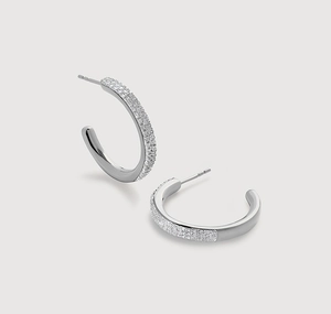 Détail de boucles d'oreilles créoles C en argent S925 avec zircons incrustés et fini poli